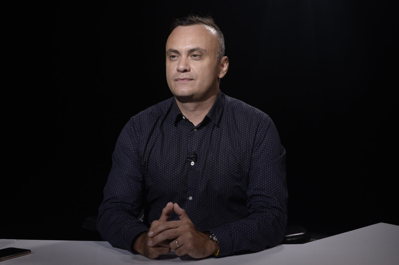 Numărul de cazuri de COVID, în creștere în România. Medicul Adrian Marinescu: „Trebuie să luăm în calcul că este vorba despre o variantă care se transmite foarte ușor”