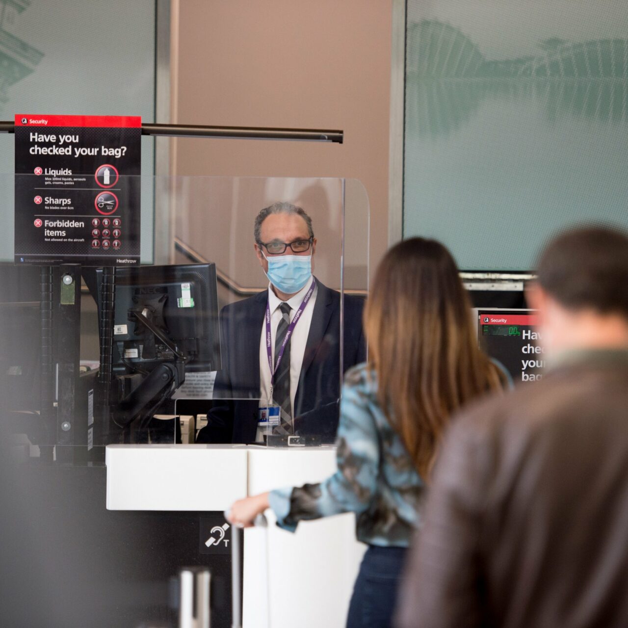 Metoda prin care unii pasageri de pe Aeroportul Heathrow din Londra încearcă să scape de cozile de la îmbarcare. Totul ar fi plecat de la un clip postat pe TikTok