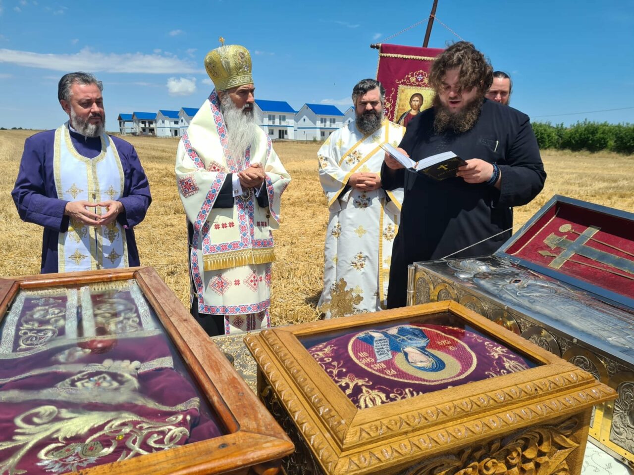 FOTO | Arhiepiscopia Tomisului a continuat campania de rugăciuni pentru ploaie. În ce localitate a mers IPS Teodosie și ce racle au fost aduse pe câmp