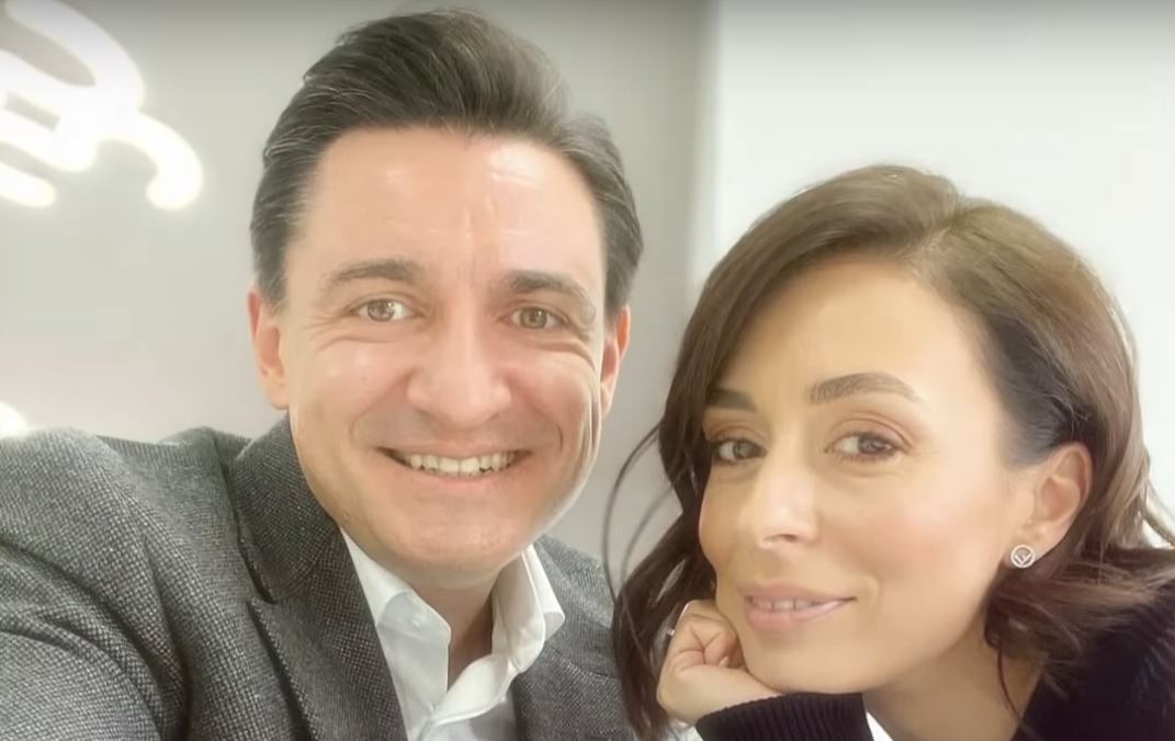 BCR rupe colaborarea cu George Buhnici: „Sexismul, discriminarea, obiectificarea sexuală a femeilor sunt inacceptabile în orice formă şi nuanţă”