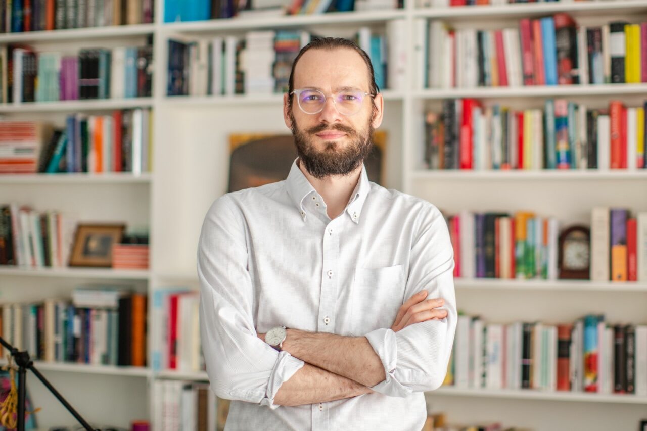 EXCLUSIV | Cât mai citesc românii? Barna Némethi: ”În pandemie, oamenii au conștientizat că, în perioade dificile, o carte bună alungă temerile și anxietatea. Cititul crește toleranța la schimbare”