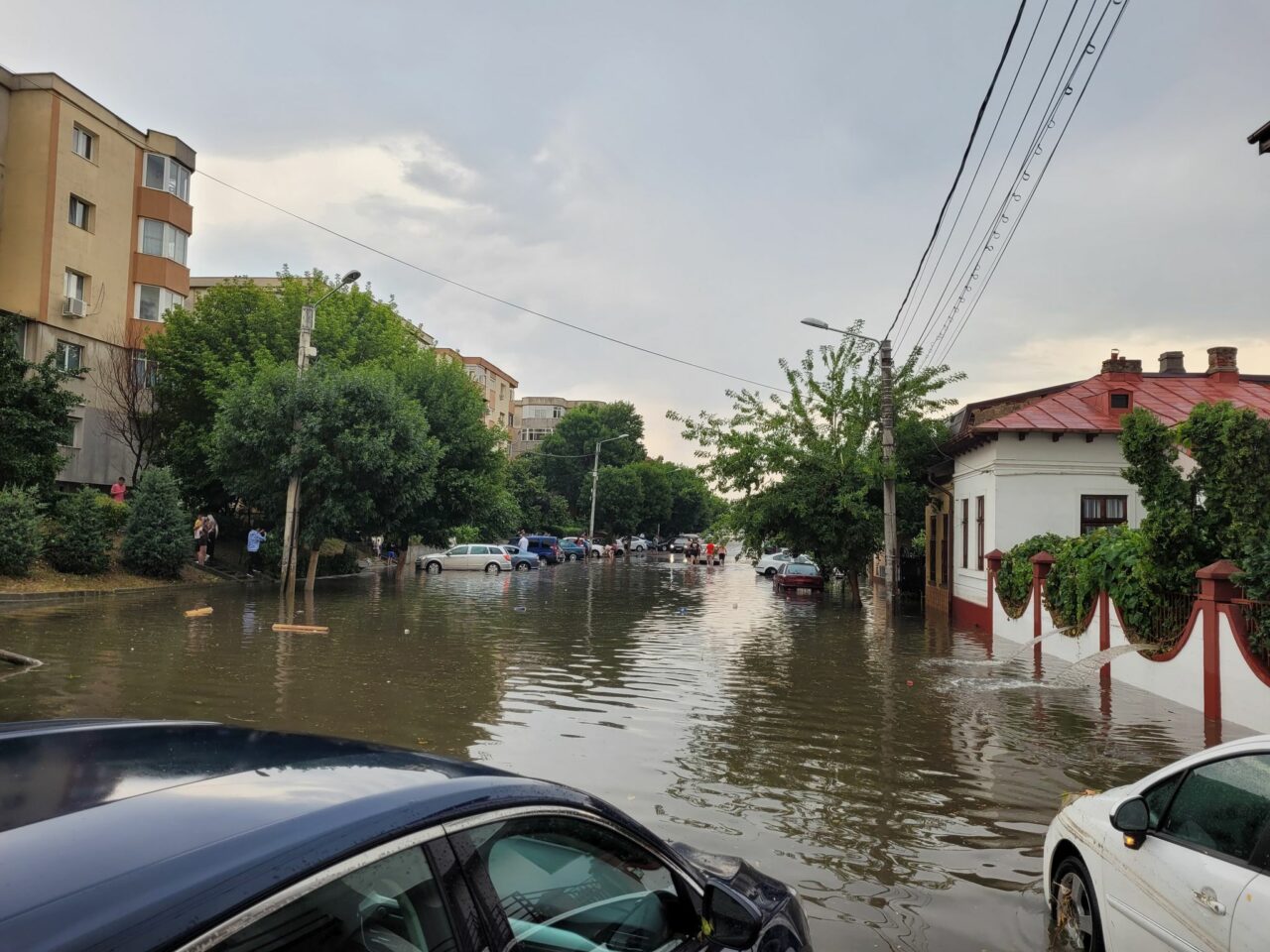 FOTO | Craiova, devastată de cea mai puternică furtună din ultimii 30 de ani. Aproape o oră, au fost averse torenţiale, grindină, descărcări electrice și vânt puternic