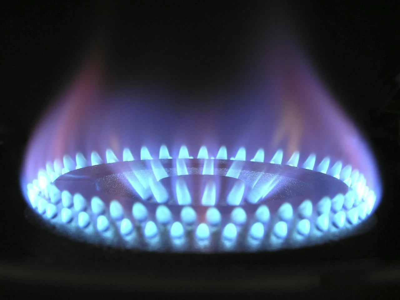INS: Gazele s-au scumpit cu aproape 90% în ultimul an, iar combustibilii cu 41%