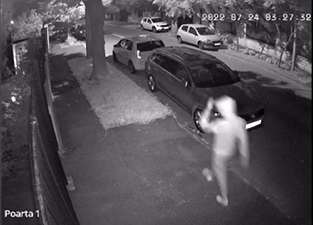VIDEO Hoții care au terorizat locuitorii unui cartier din Sectorul 1, prinși de polițiști și aduși la audieri. Aceștia au furat de la telefoane mobile, bani și carduri bancare cu care le-au și folosit ulterior în diverse tranzacții