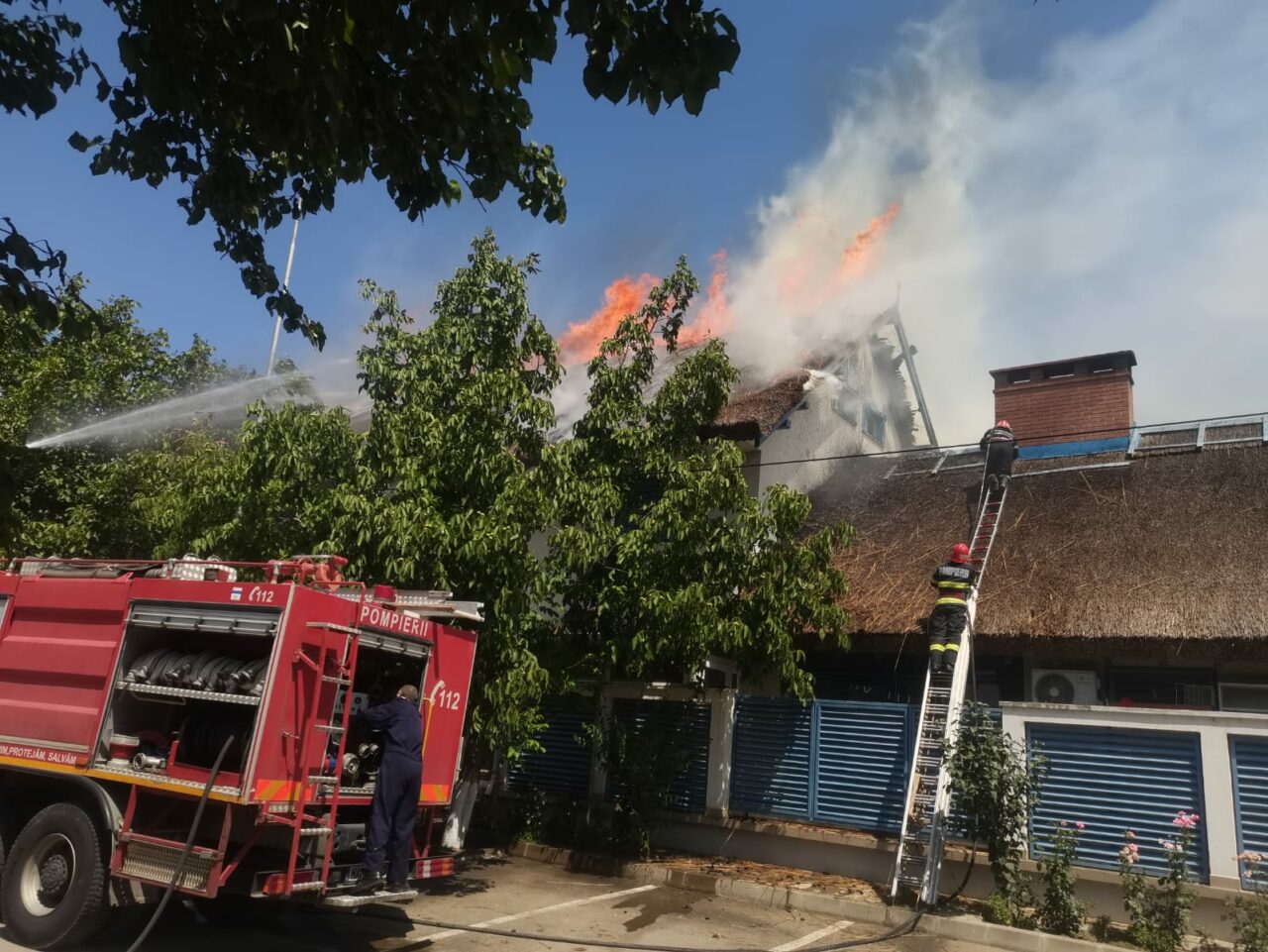 FOTO | Un incendiu puternic a izbucnit la o pensiune din Tulcea. Care sunt pagubele și de la ce au pornit flăcările