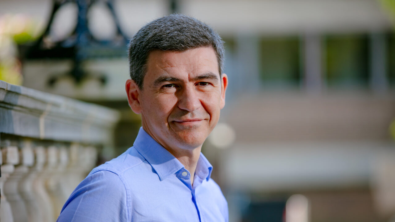 EXCLUSIV | Mihai Netea, cercetător român în Olanda: „Ultimul val de coronavirus a început deja la nivel mondial. Trebuie să ne obișnuim cu virusul și să ne trăim viața. Avem tratamente mai bune în COVID decât în gripă”