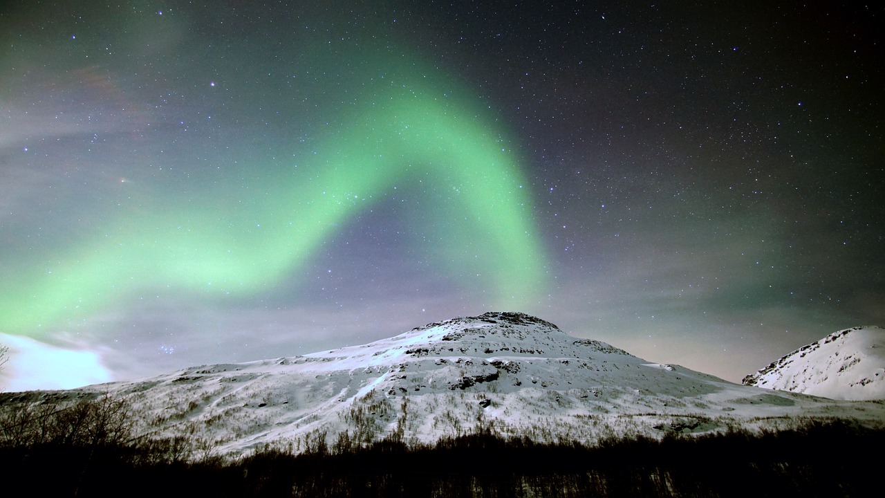 O furtună geomagnetică va lovi astăzi Pământul. Rețelele de comunicații ar putea fi în pericol