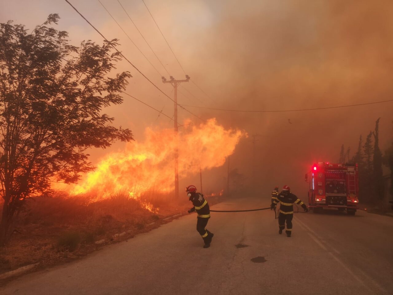 România trimite alți 56 de pompieri și un modul specializat de stins incendii de pădure în Grecia