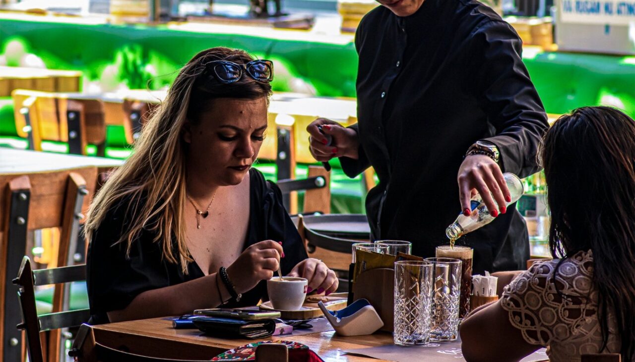 Prețuri de sezon estival | Câți lei costă o cafea în Mamaia. O sticlă cu apă plată e 19 lei!