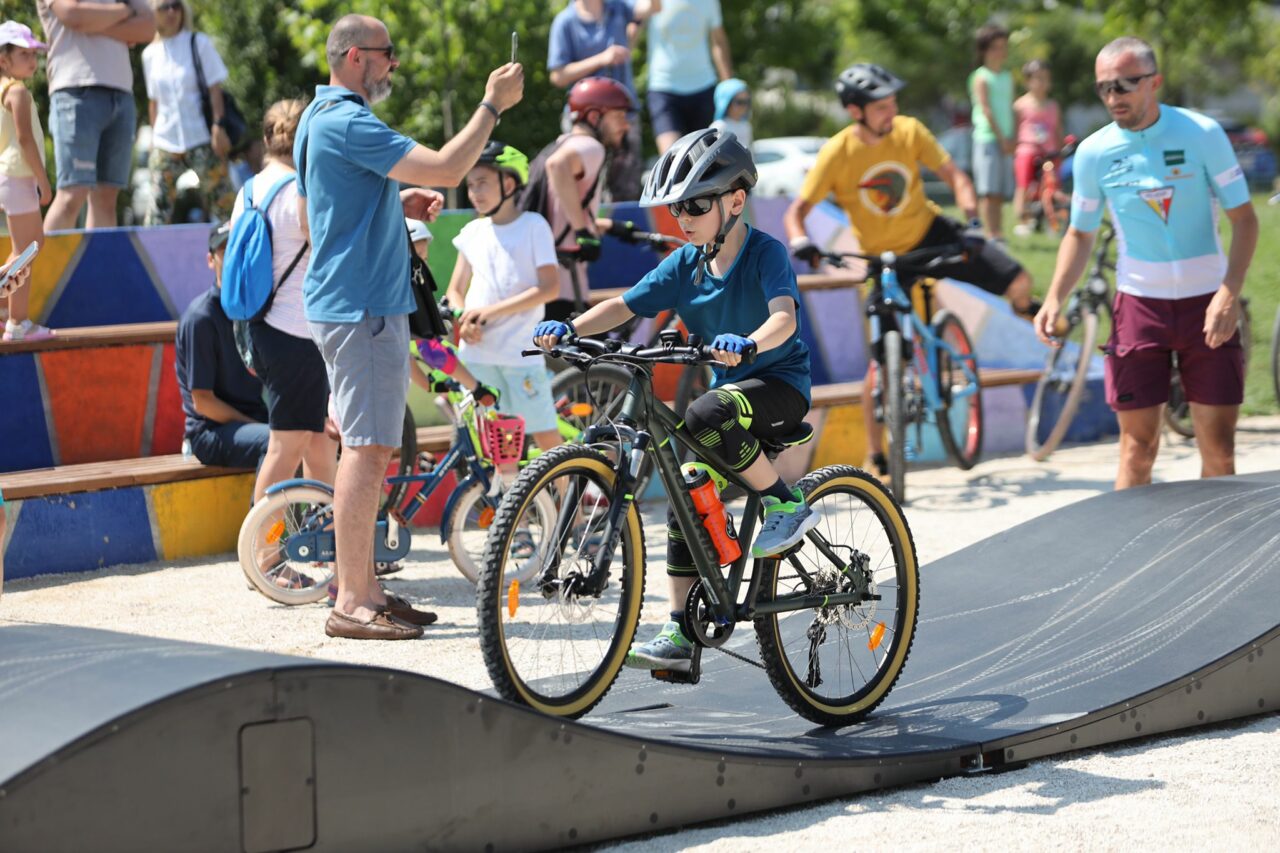 FOTO | Primul pumptrack din București. Copiii și adulții au la dispoziție o pistă de 42 de metri pe care să se plimbe cu bicicletele sau rolele/ Primarul Ciprian Ciucu s-a dat cu skateboard-ul la evenimentul de lansare