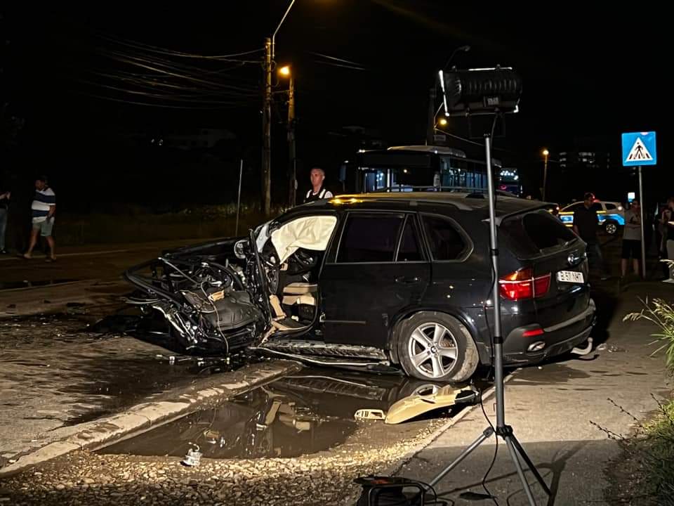 GALERIE FOTO | Șoferul unui BMW a murit după ce a intrat frontal într-un autobuz din Capitală