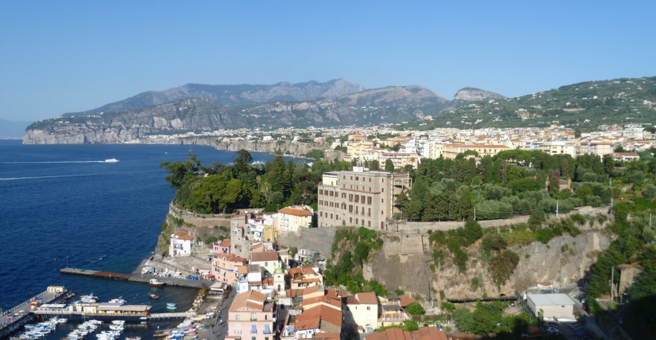 O stațiune din Italia a decis să îi amendeze pe cei care merg pe străzi în costum de baie. „Îi deranjează pe localnici”