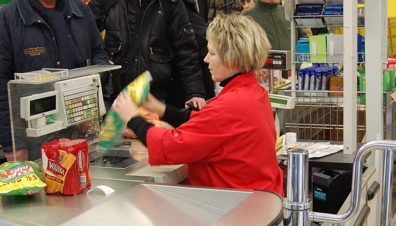 Ce salarii au casierițele din Kaufland România, acum, în 2022. Primesc și bonuri de masă!