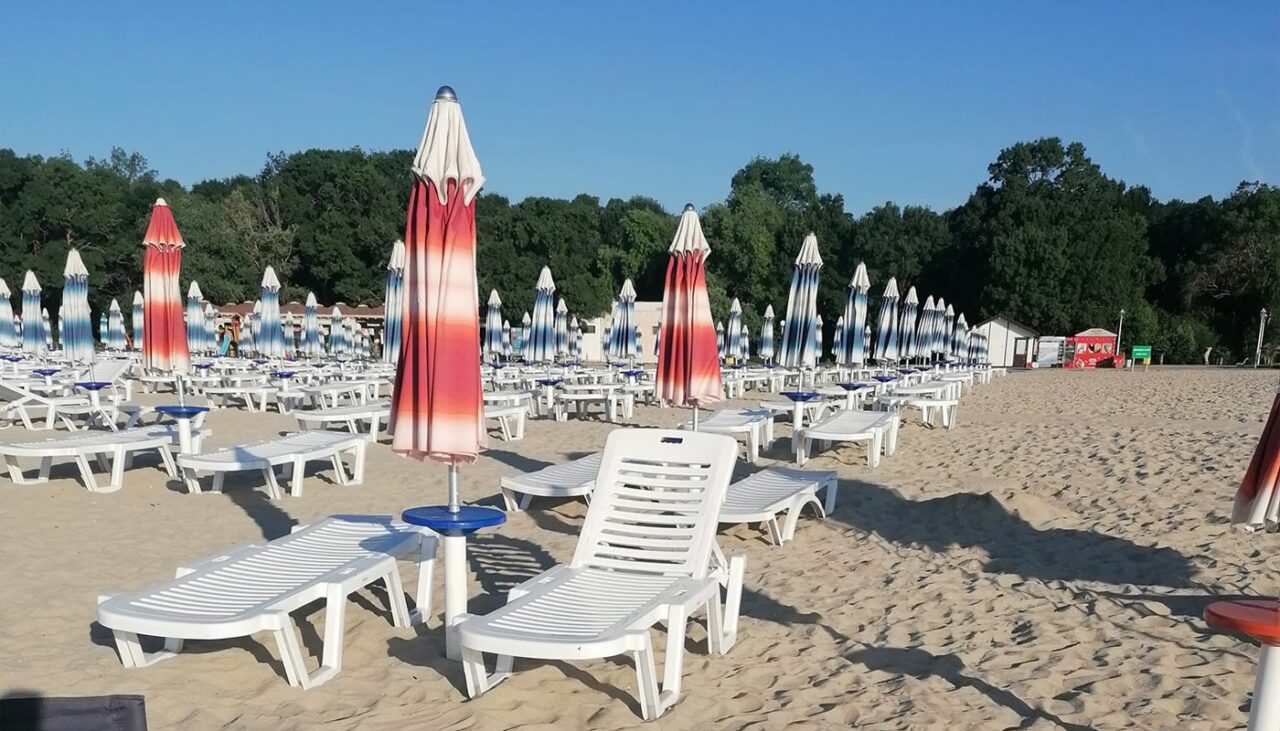 Mai scump ca în Mamaia! Câți lei a dat un cuplu de turiști din România pe 2 șezlonguri și o umbrelă, la Nisipurile de Aur