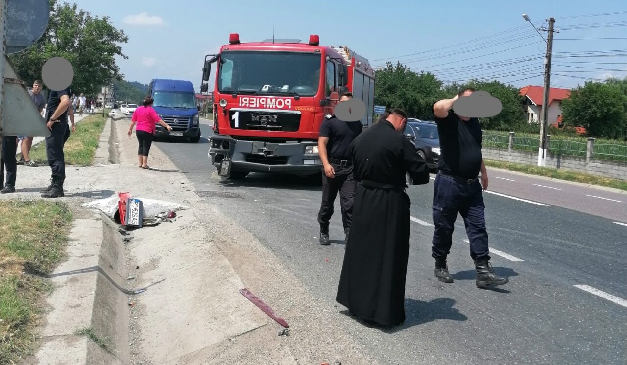 Un călugăr a intrat cu mașina într-o autospecială de pompieri. Ce a pățit omul Bisericii