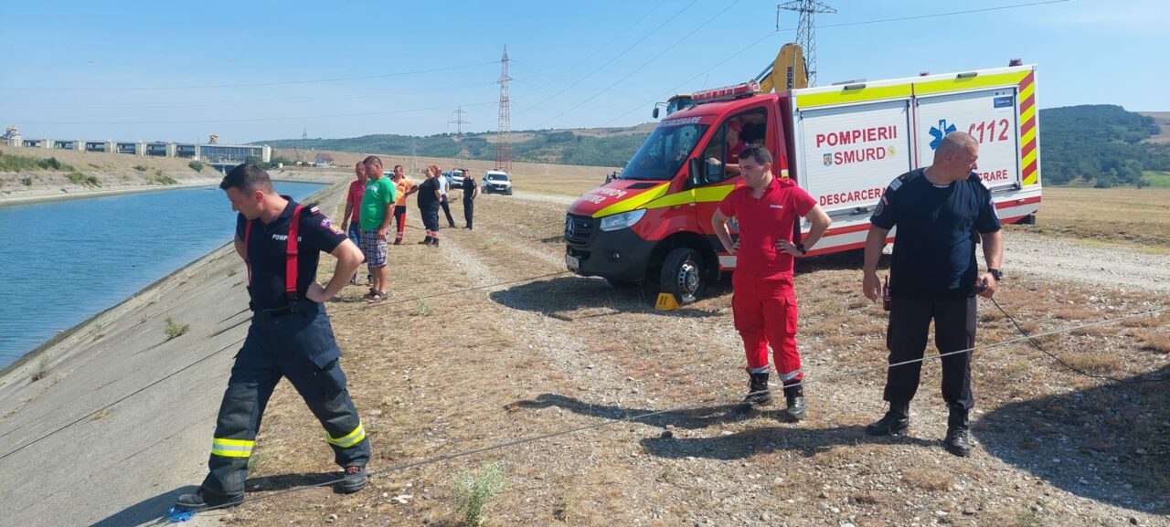 VIDEO | Doi tineri au murit după ce au căzut cu mașina într-un canal de fugă, în Bacău