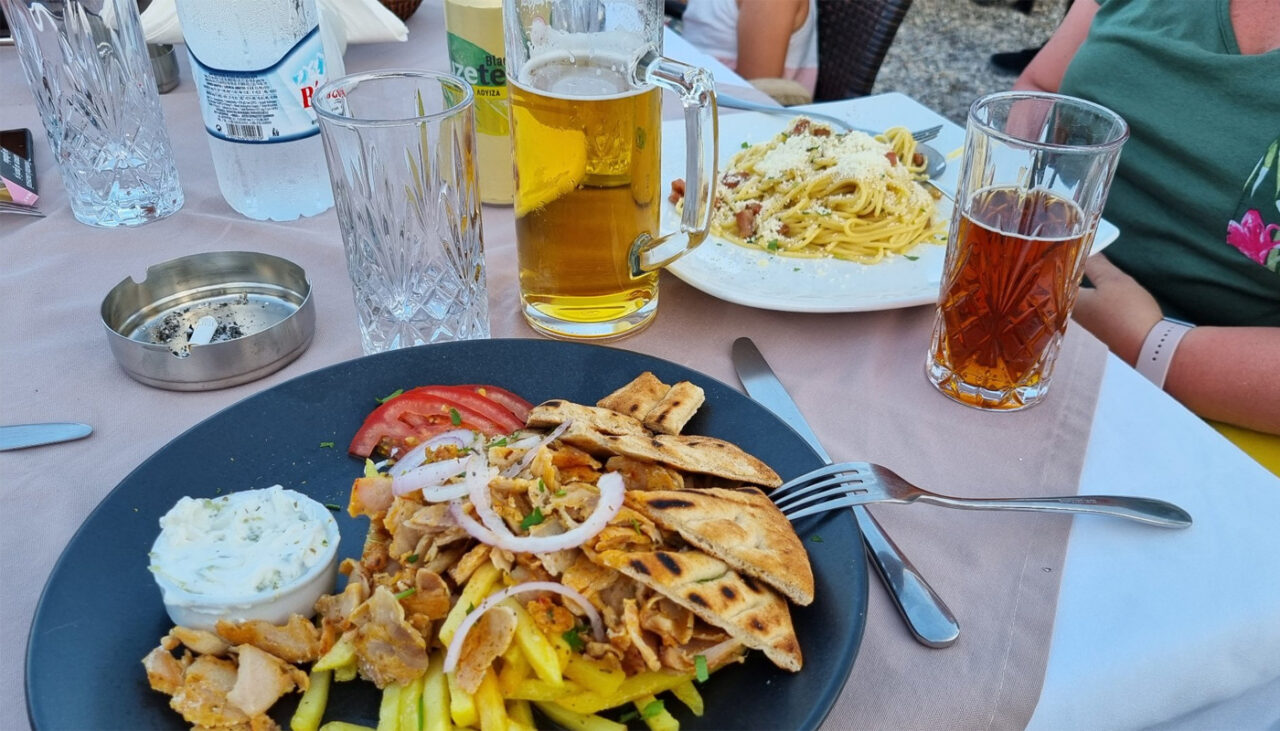 „Ospitalitate” grecească! Cum au fost umiliți 7 turiști români care au vrut să unească mesele într-o tavernă din Lefkada