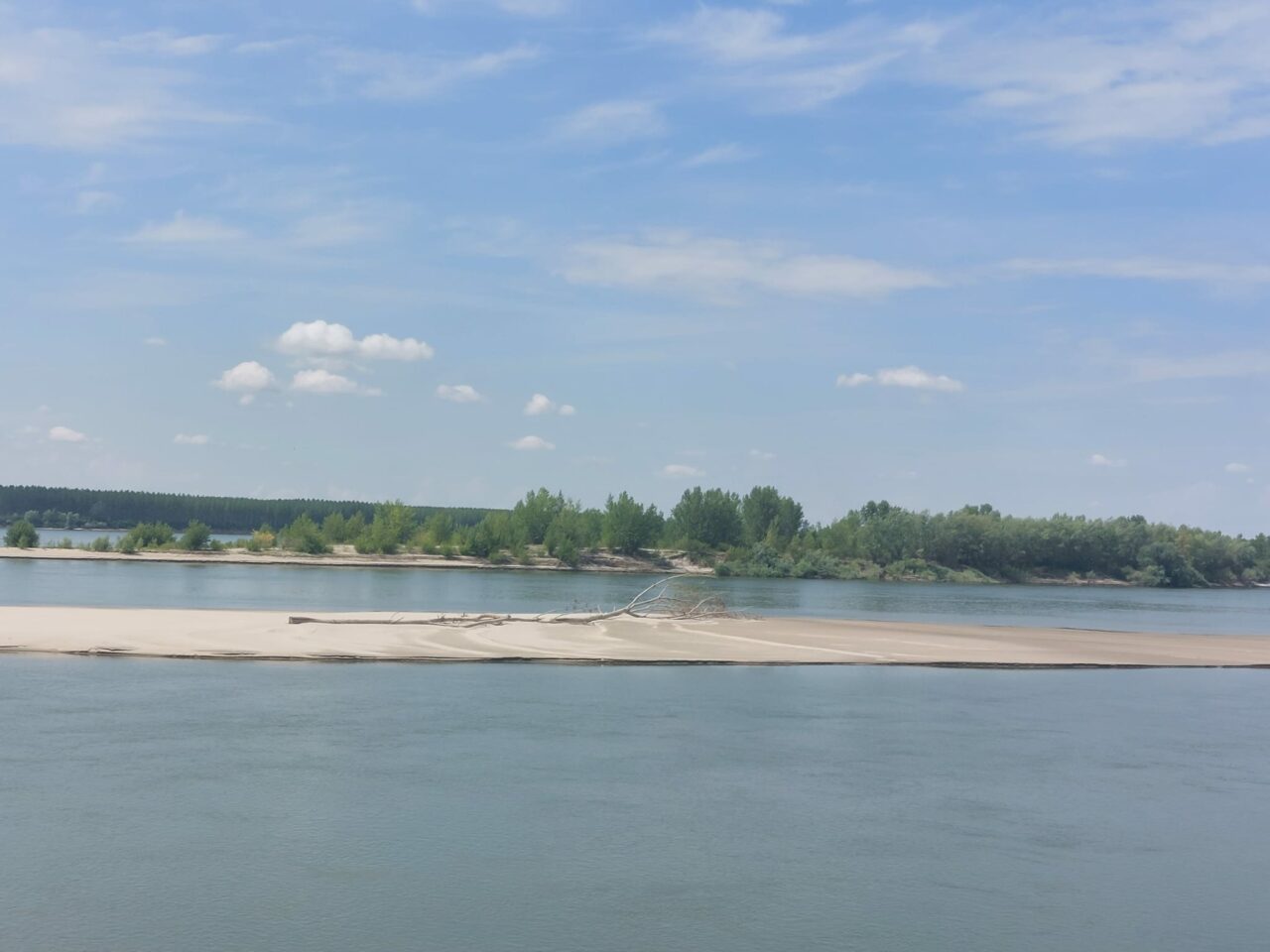 FOTO | Au apărut dunele de nisip pe Dunăre, din cauza secetei. Un nivel atât de scăzut al apei nu a mai fost din 2003
