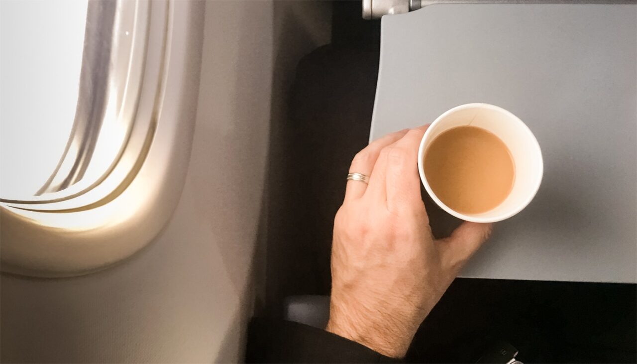 De ce nu trebuie să bei cafea sau ceai în avion. Din ce sunt făcute și ce conțin, de fapt