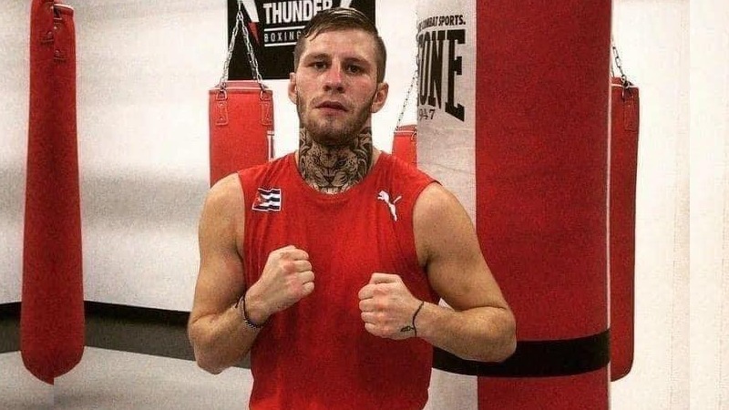 Boxer ucis în fața unui club dintr-o stațiune italiană. Tatăl bărbatului a înjunghiat, ulterior, doi agenți de pază