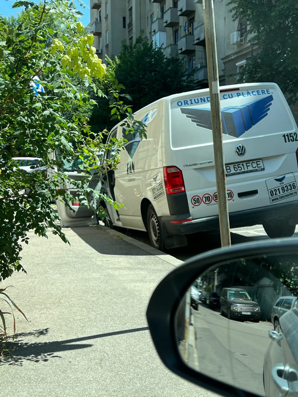 VIDEO | O camionetă de curierat a căzut într-o groapă formată în carosabil, în zona Capitale din București. Ce măsuri au luat pompierii