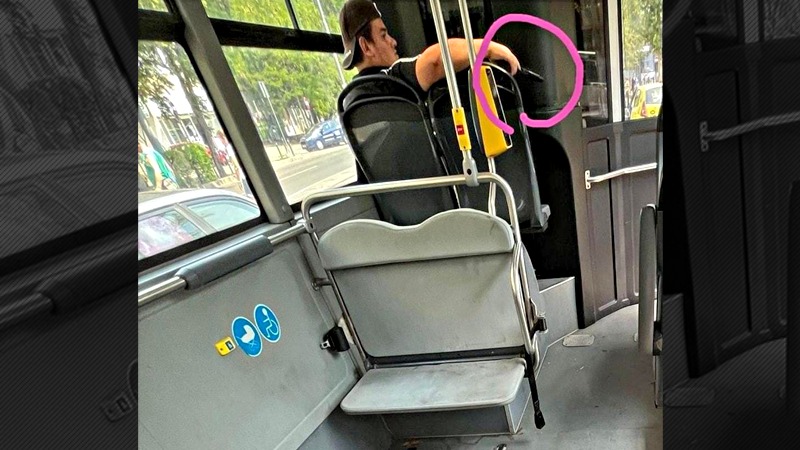 Un bărbat a scos o armă într-un autobuz din București. Acesta este căutat de polițiști