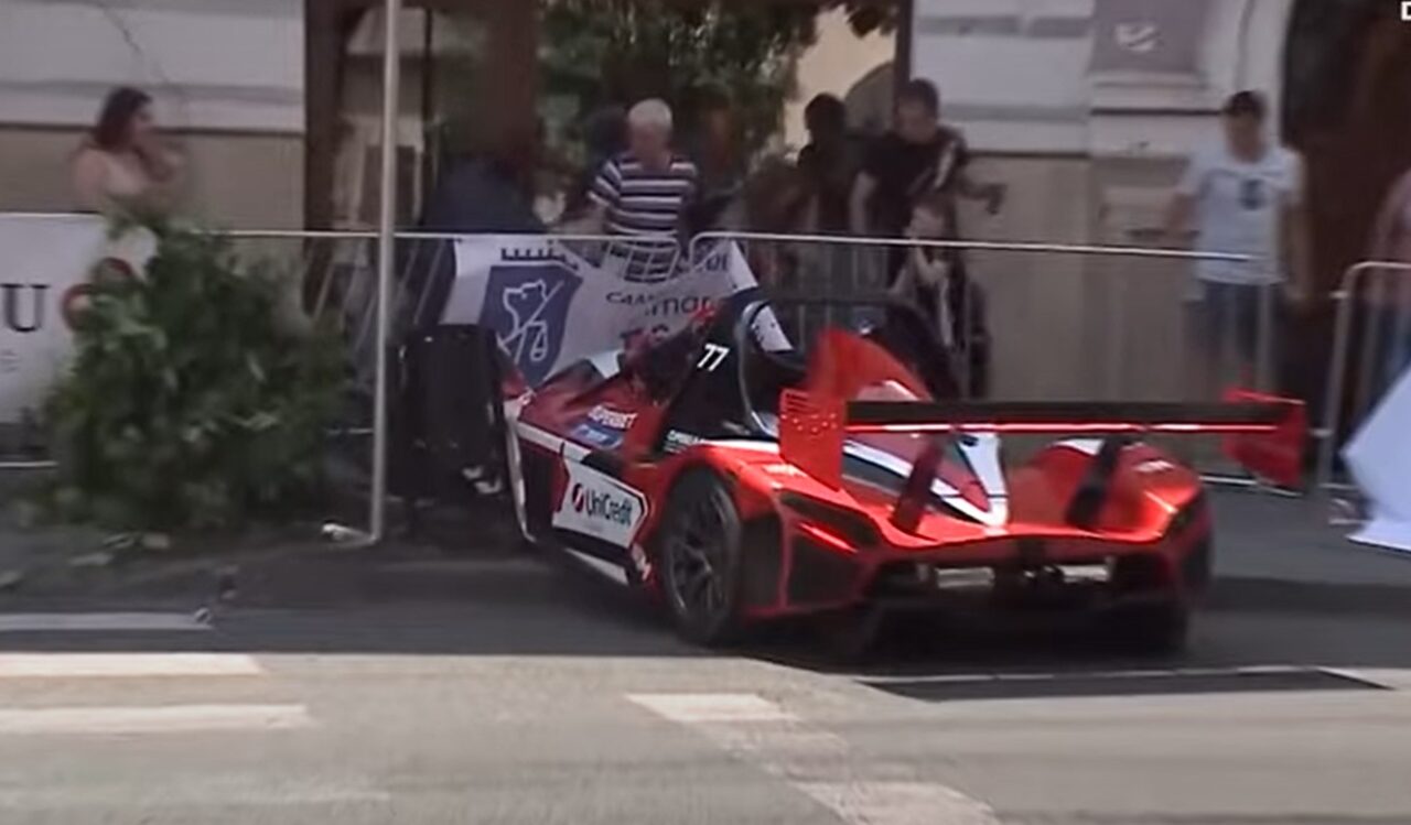 VIDEO. Accident la Campionatul Naţional de Super Rally. Mașina condusă Mihai Leu la a scăpat de sub control și a rănit uşor doi copii