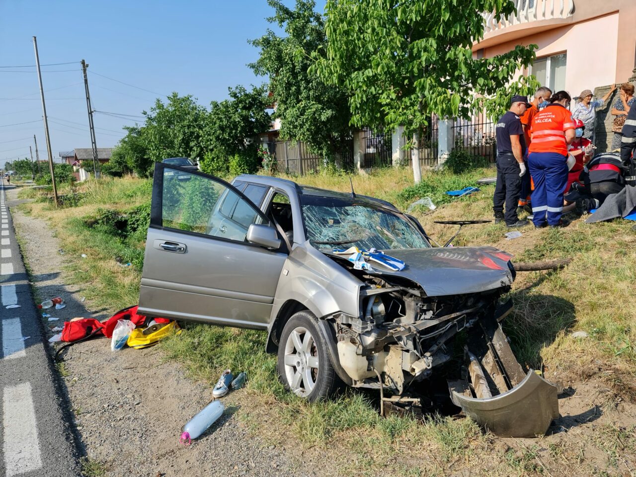 FOTO | Grav accident rutier într-o localitate din Vâlcea, soldat cu patru răniți. Una dintre victime a rămas încarcerată