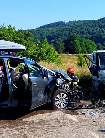 Cinci persoane, 3 adulți și 2 copii, au fost rănite după impactul dintre două mașini pe un drum din Caraș-Severin