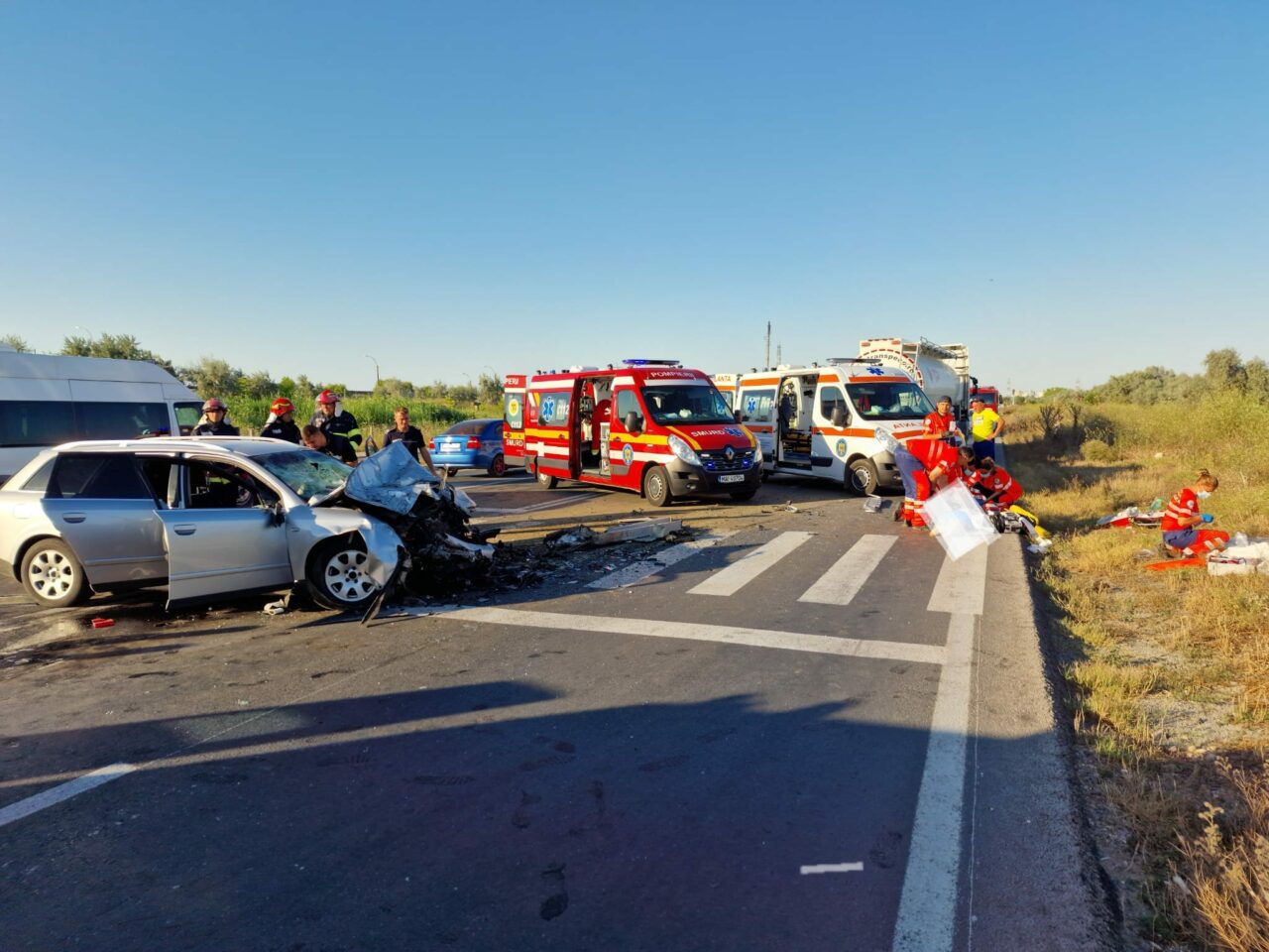 FOTO | Accident grav în Năvodari: O persoană a murit, după ce o mașină s-a ciocnit cu un tir. Alte două victime – un copil și un adult – au ajuns la spital
