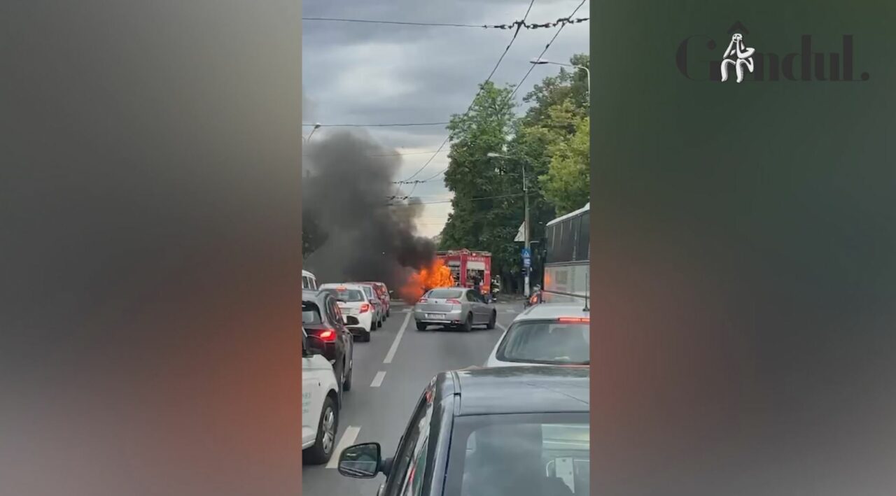 VIDEO | O mașină a luat foc în trafic, în Capitală. Traficul, restricționat la o oră de vârf