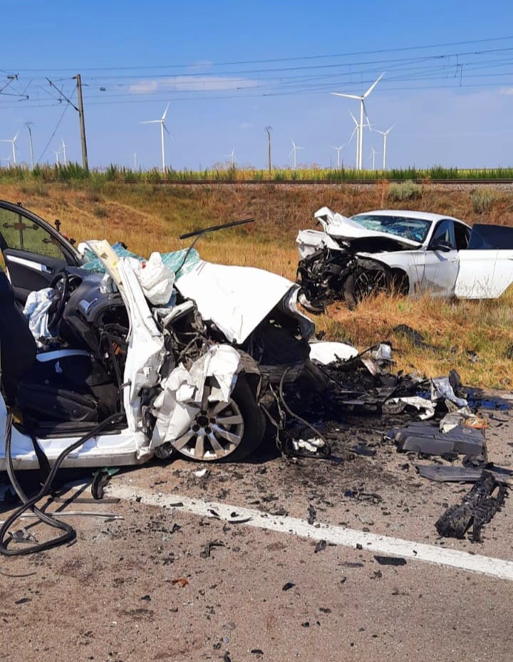 FOTO | Două persoane au murit și alte două au fost rănite, după impactul a două mașini pe un drum din Ialomița. Una dintre victimele decedate era o tânără celebră