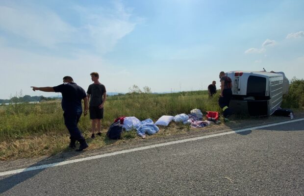 Un microbuz cu 9 persoane, 5 adulți și 4 copii, s-a răsturnat pe un drum din Caraș-Severin. Care este bilanțul accidentului, la locul căruia s-a solicitat și un elicopter SMURD