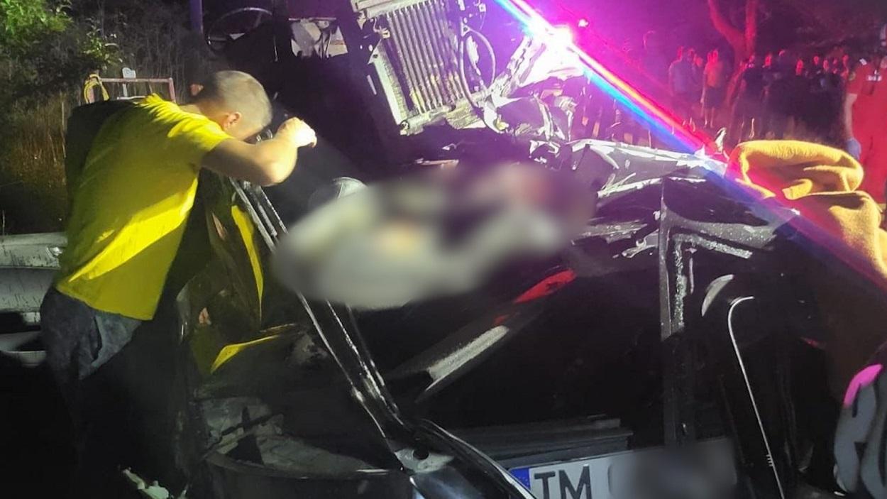 Un tractor condus de un minor de 16 ani a lovit frontal un autoturism în care se aflau doi frați gemeni, pe un drum din județul Timiș. Șoferul mașinii a fost decapitat