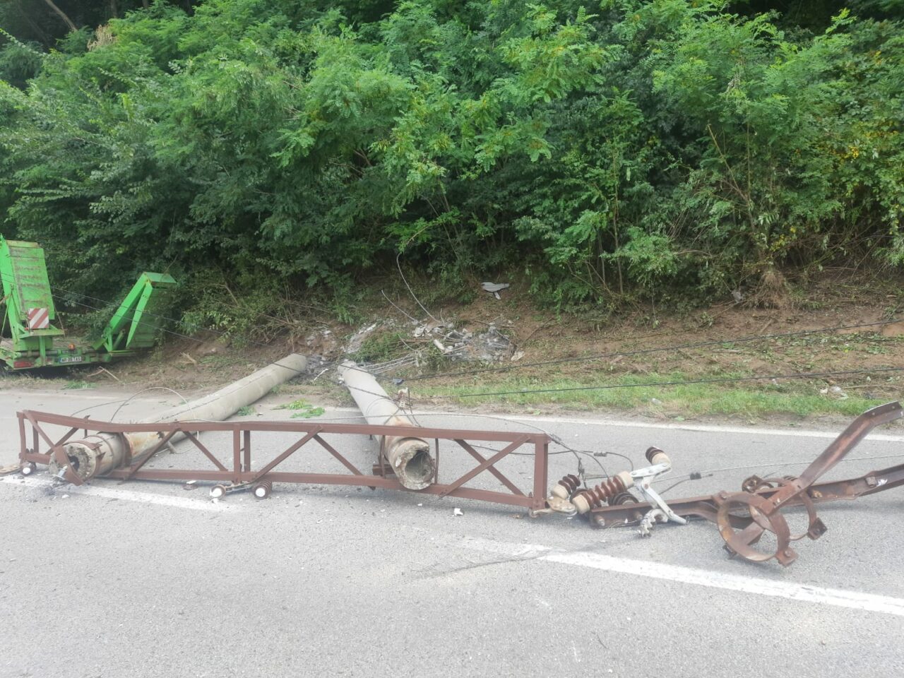 FOTO – VIDEO | Accident grav pe Valea Oltului: Șapte persoane au fost rănite, dintre care trei grav, după ce un tir a lovit un stâlp, iar un tren a doborât alți doi peste muncitorii care făceau lucrări de remediere la fața locului