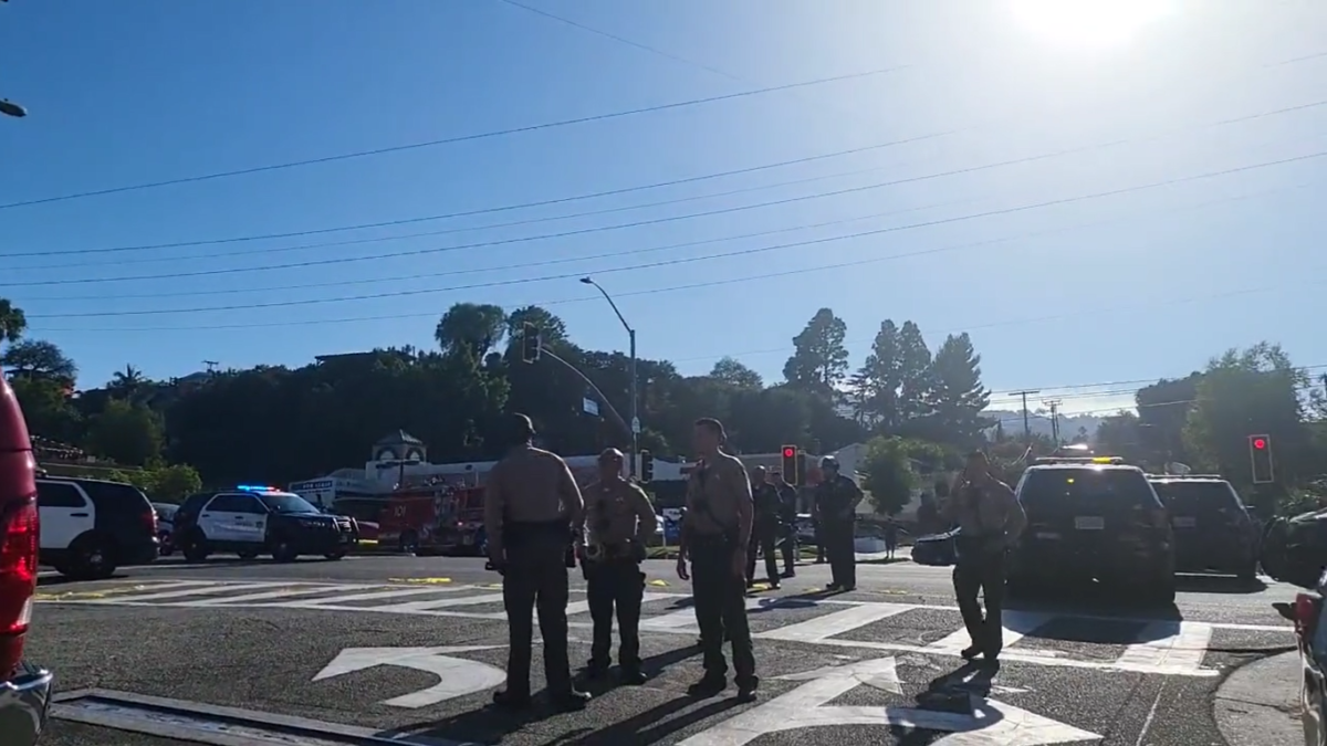Doi morți în urma unui atac armat în Los Angeles. Un copil de trei ani, prins în tragicul eveniment