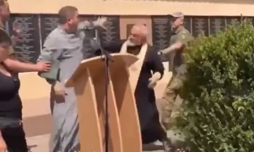 VIDEO. Un preot al Bisericii Ortodoxe Ruse a atacat cu crucea un preot al Bisericii Ortodoxe Ucrainene, care l-a acuzat pe Putin