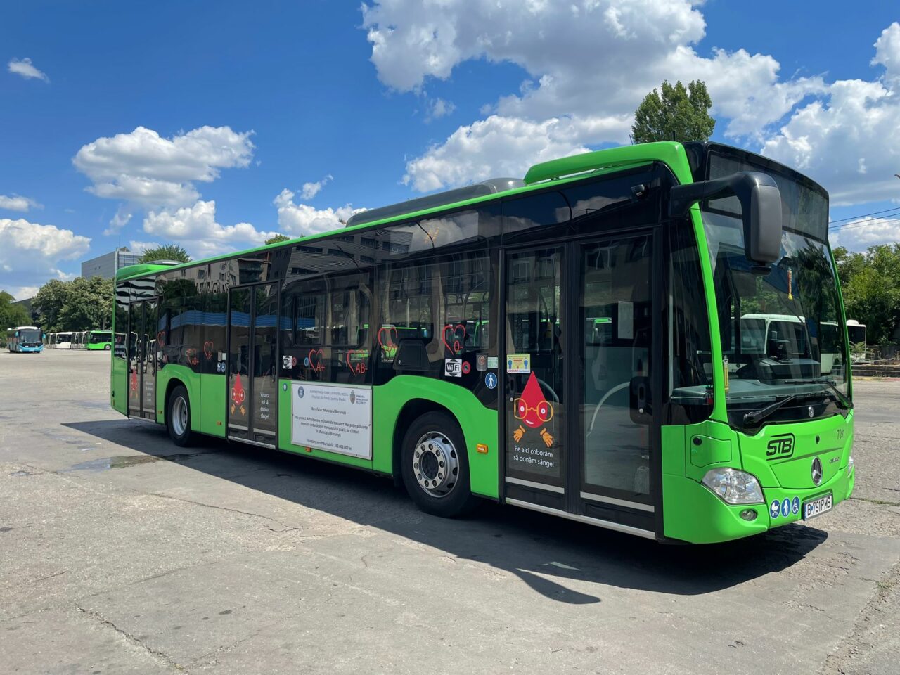 FOTO | Zeci de autobuze din București vor circula cu mesaje despre importanța donării de sânge