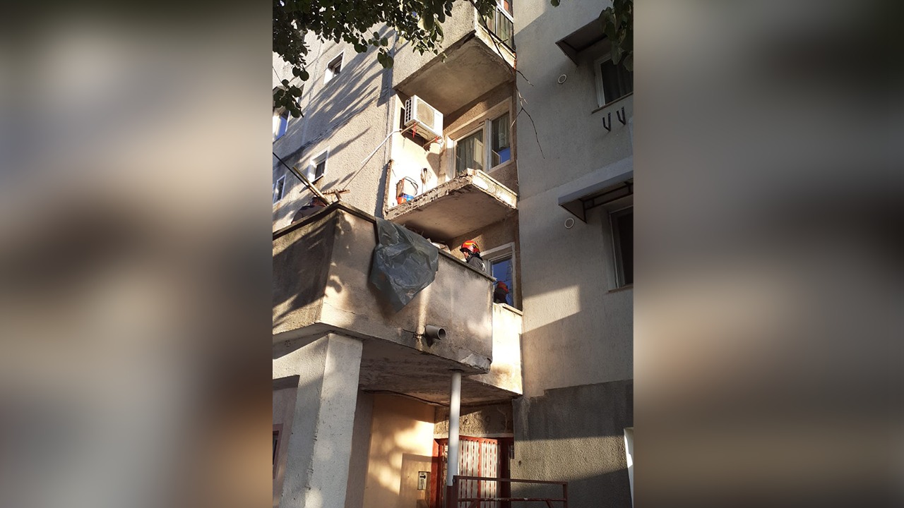 Un balcon s-a desprins și a căzut peste o femeie, într-un bloc din Drobeta Turnu Severin