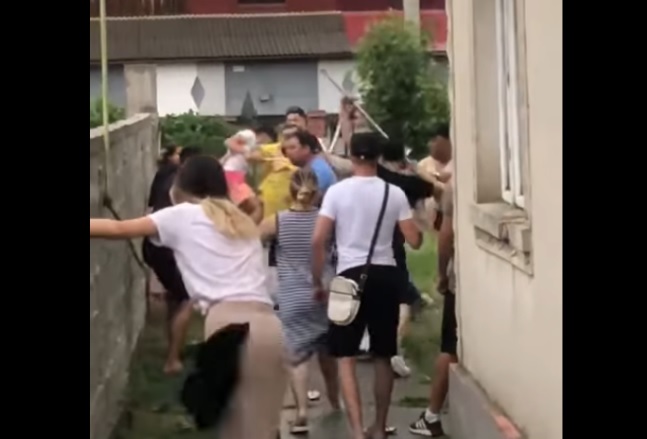 VIDEO | Bătaie cu topoare în Gura Humorului. Totul a început cu o poveste de dragoste, dar s-a sfârșit cu un scandal monstru