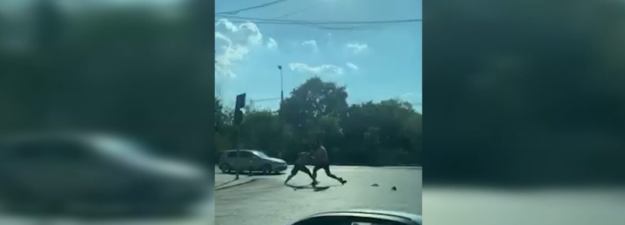 VIDEO | Violență în trafic. Doi bărbați s-au luat la bătaie în mijlocul unei intersecții din cartierul Floreasca