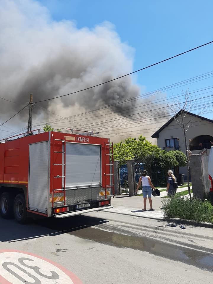 FOTO | Incendiu violent la Buftea. Mai multe gospodării au fost cuprinse de flăcări