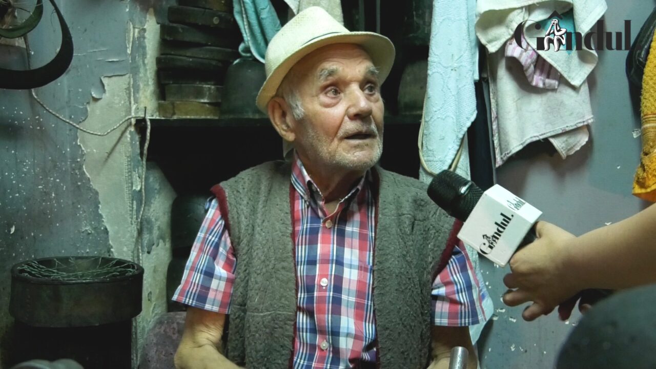 EXCLUSIV VIDEO | Povestea din Pasajul Englez a celui mai bătrân pălărier. Mari actori i-au purtat creațiile, pe stradă sau în filmele lui Sergiu Nicolaescu. ”Cel mai frumos lucru este să văd un zâmbet când dau ceva ce a ieșit din mâinile mele”