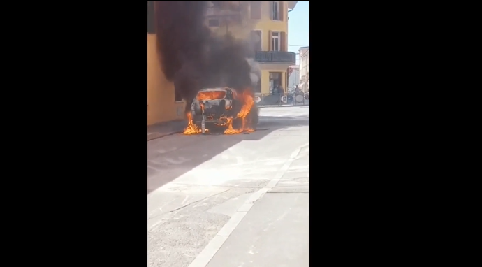 Mai mulți muncitori români sunt eroi în Italia, după ce au salvat o italiancă din mașina în flăcări. „S-au repezit cu stingătoarele în mână”