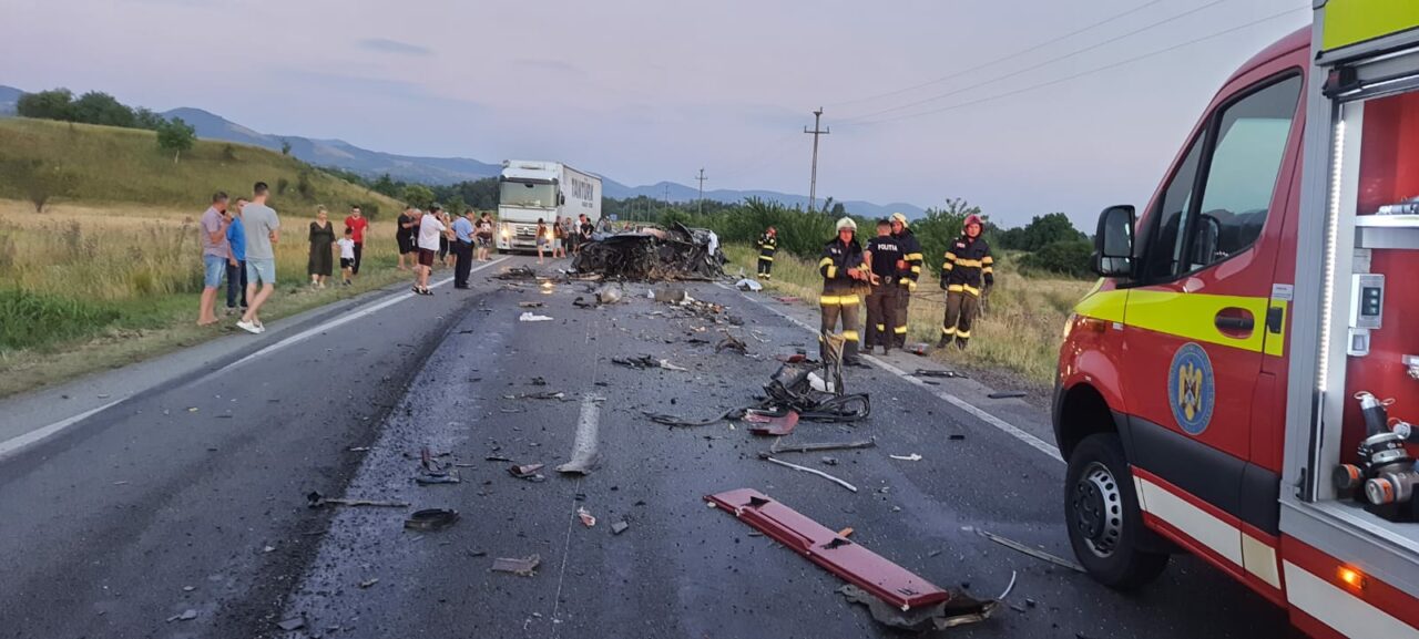 FOTO | Carambol cu două mașini și un TIR, pe un drum din Caraș-Severin. Un bărbat a murit și altul a fost grav rănit