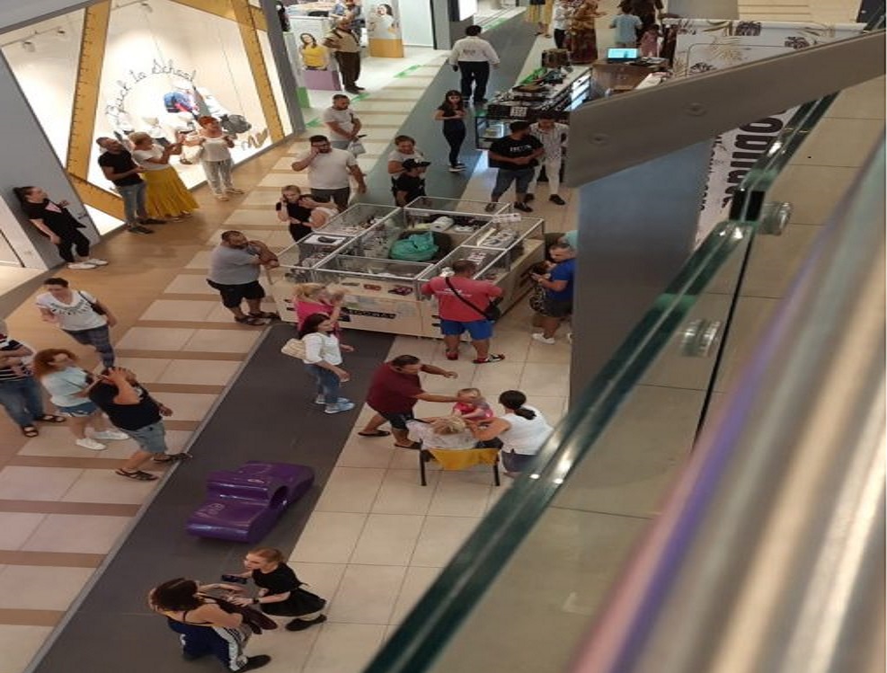 Un copil de un an și patru luni a căzut de la etaj într-un mall din Arad. Internat la Timișoara în stare gravă