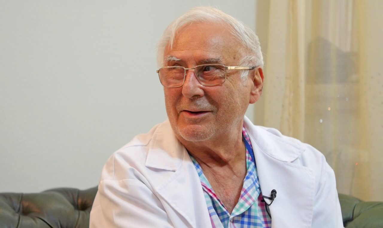 EXCLUSIV VIDEO | Profesor doctor Bogdan Marinescu, dezvăluiri despre accidentul care i-a schimbat viața. A ajuns medaliat european la tir și unul dintre cei mai mari specialiști în obstetrică având vedere doar la un ochi
