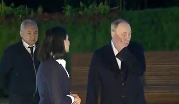 Vladimir Putin, incapabil să-și miște mâna dreaptă. Reacția președintelui Rusiei când a fost atacat de țânțari