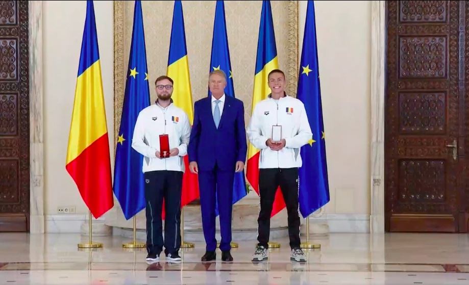 David Popovici, decorat de Iohannis cu Ordinul Naţional „Steaua României” în grad de Cavaler: „Ei sunt cei care fac cinste ţării noastre şi poartă cu mândrie drapelul în întreaga lume”