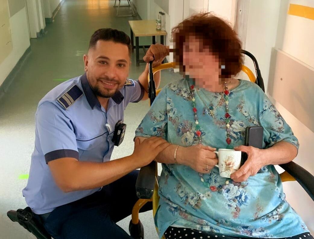 O șoferiță de 85 de ani, găsită leșinată într-o pădure